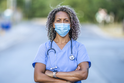 Nurse-outside-with-mask
